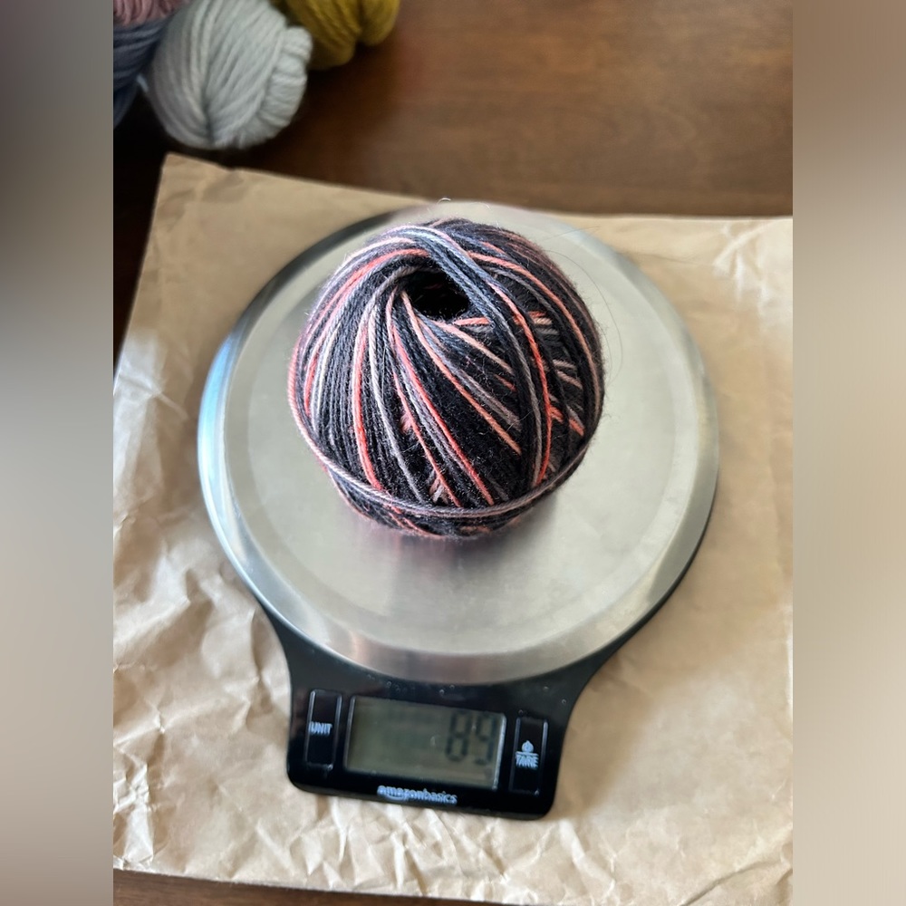 Misc skein black and coral 🧶